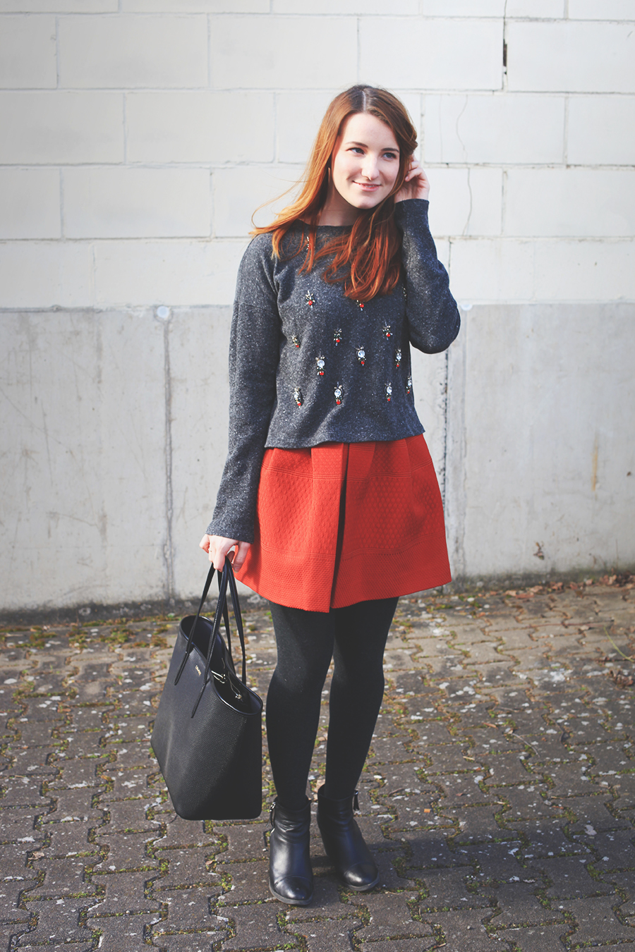 roter-rock-pullover-outfit