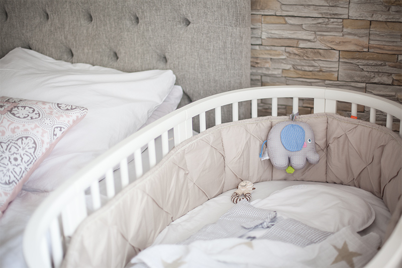 baby-erstausstattung-schlafen-stokke-sleepi-bett-02