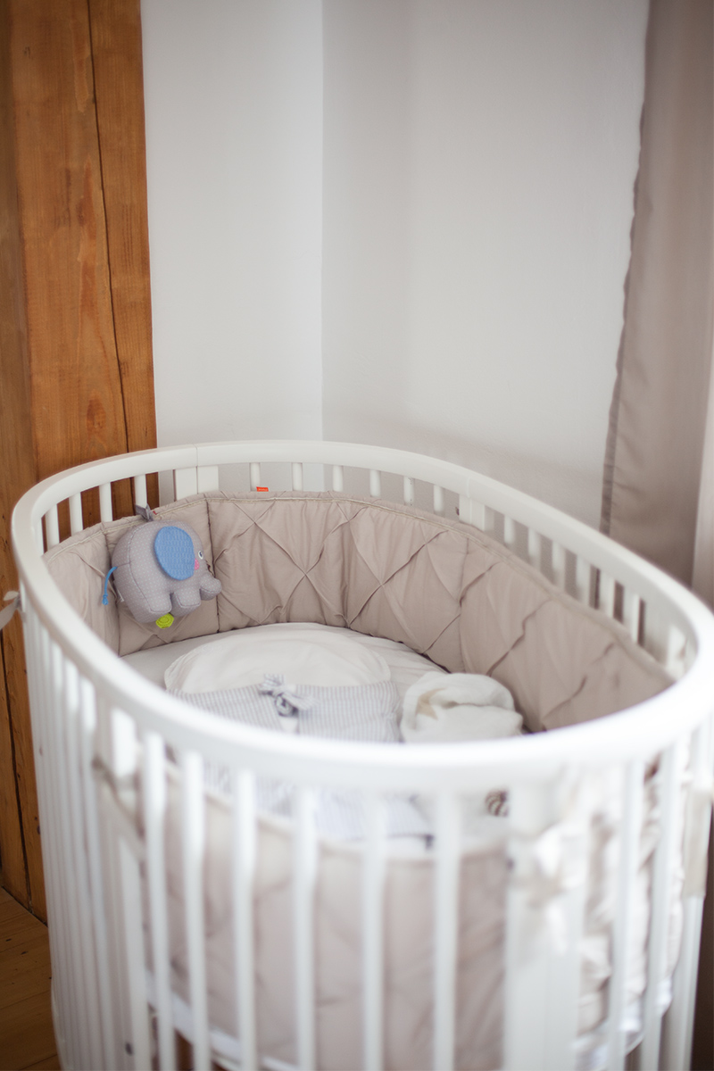 baby-erstausstattung-schlafen-stokke-sleepi-bett-04