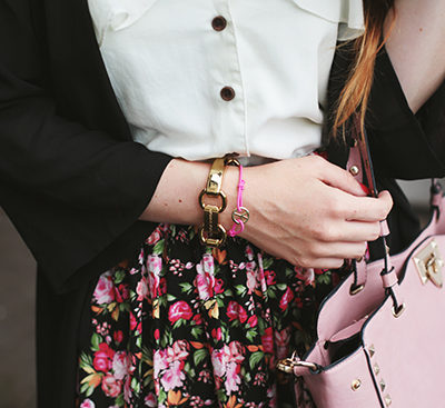 Outfit: Flower Skirt + Crocs Sandalen