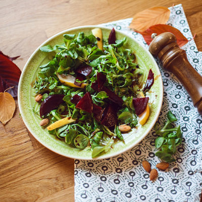 Rezept: Leckerer Herbstsalat mit Birnen und roter Beete!