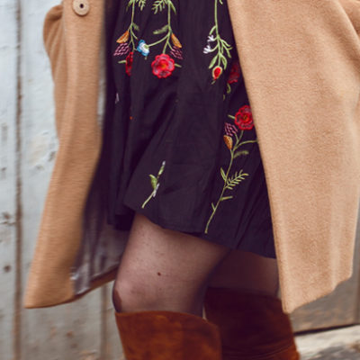 Outfit: Besticktes Florales Kleid & Overknees