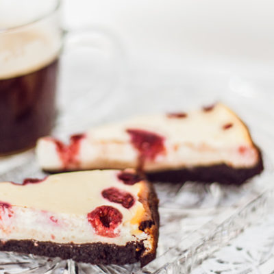 Rezept: New York Cheesecake mit Brownieboden und Himbeeren